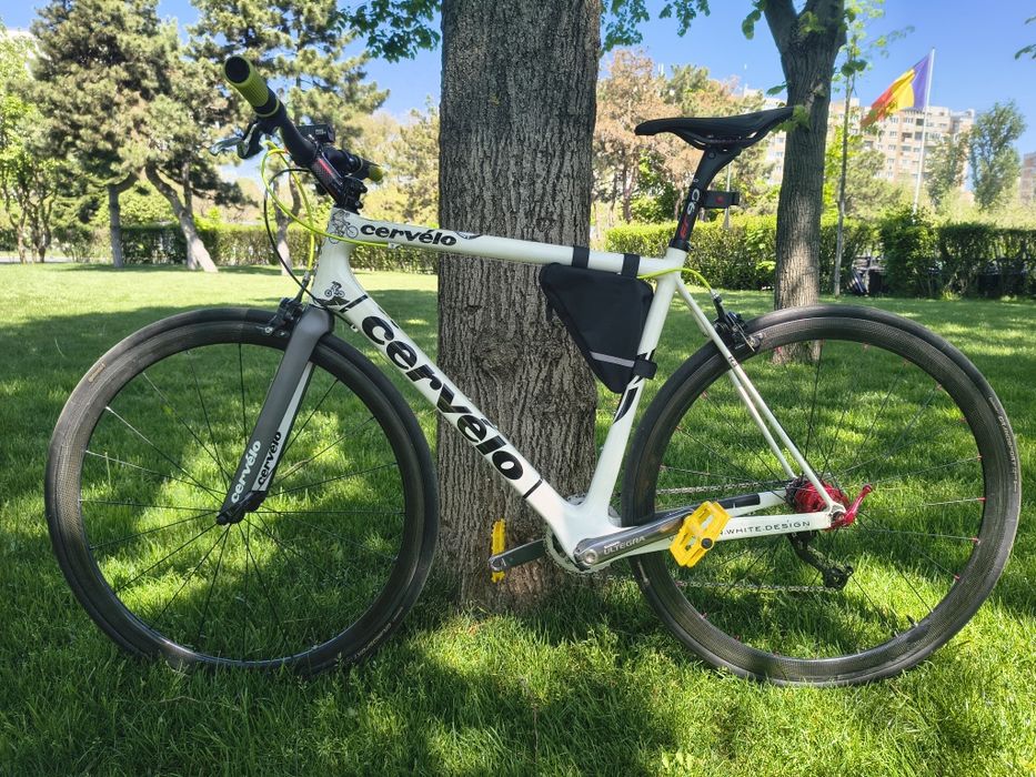 Bicicletă cursieră Cervelo (carbon)