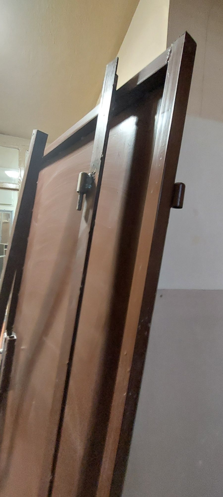 Продавам метална врата