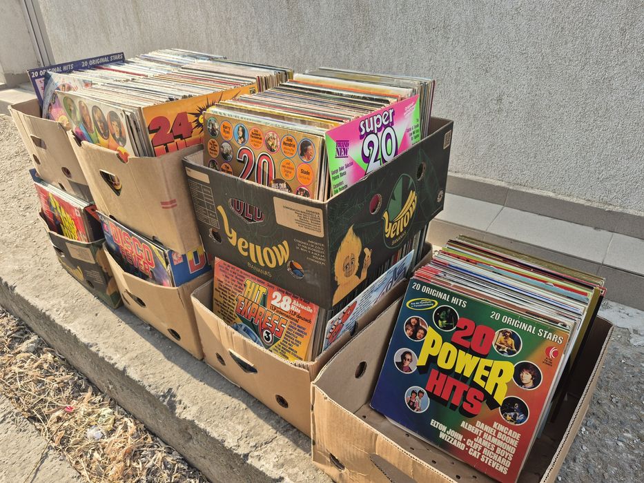 Vand Lot Discuri Vinil colectie 150 in stare buna cu muzica usoara 

-