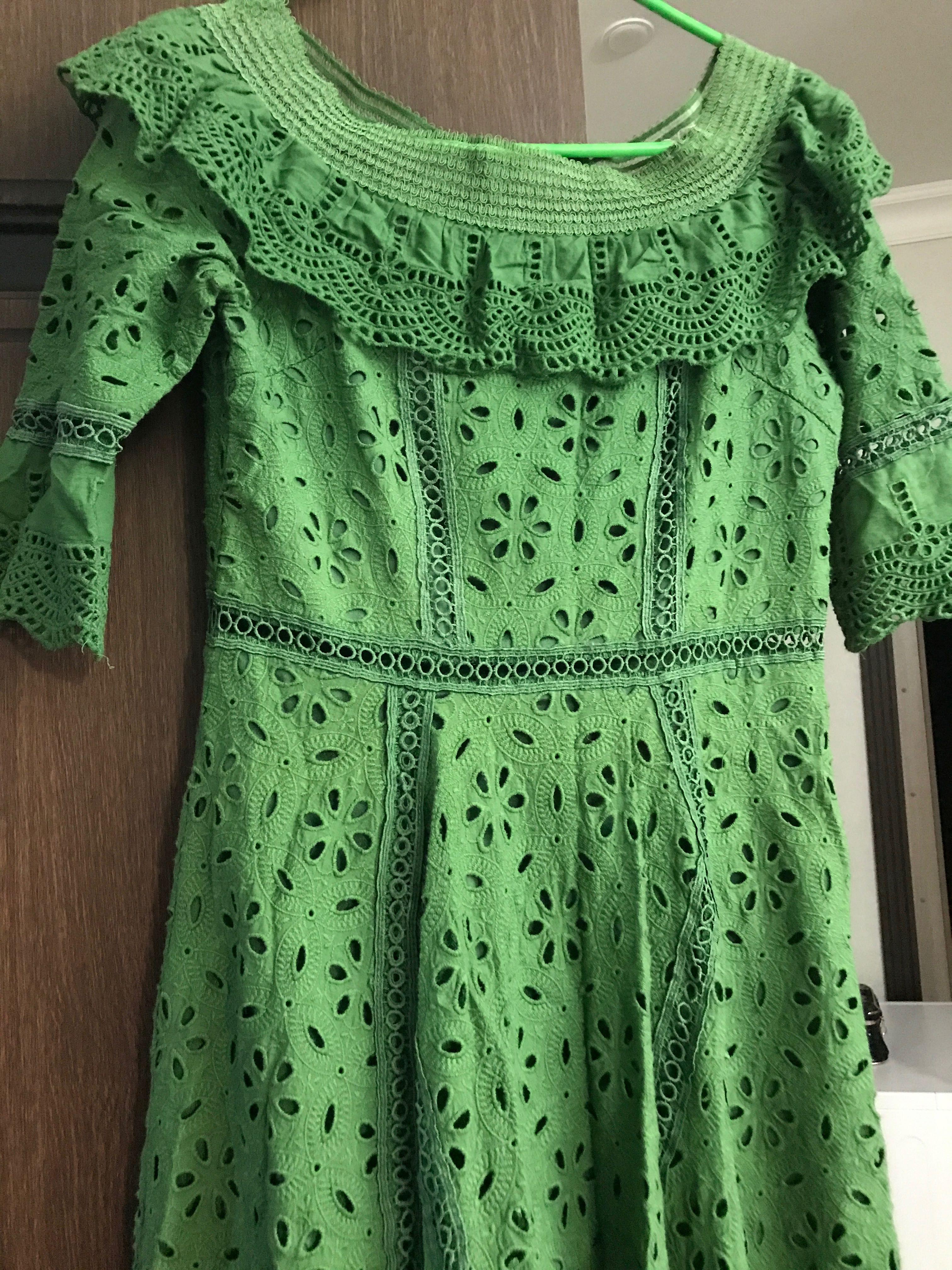 Платья по колено зеленое