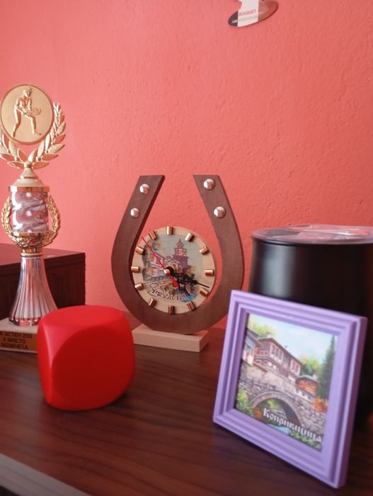 Стенен часовник за дома