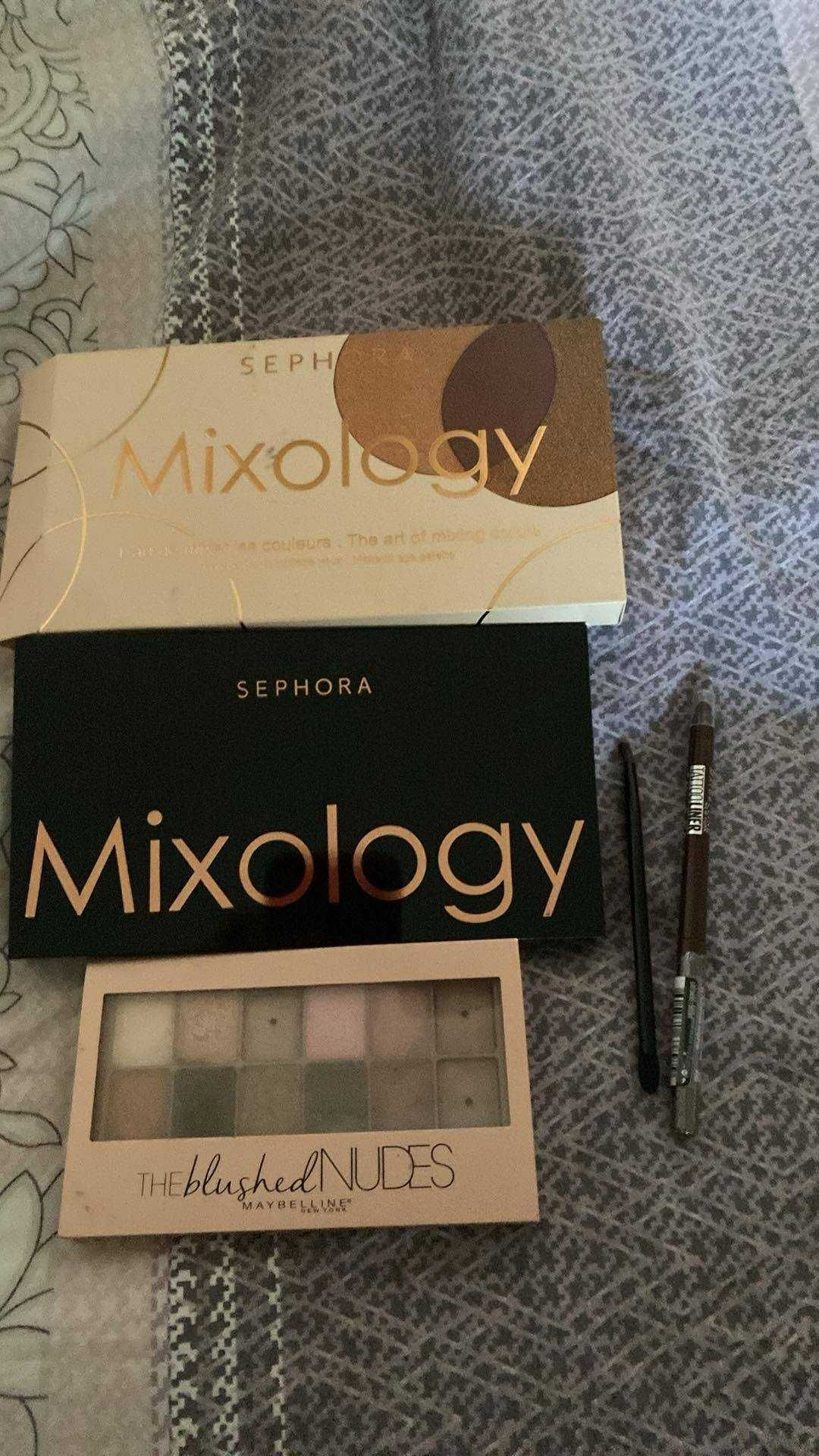 Продавам 2 палитри + молив едната Sephora зa 10 лв