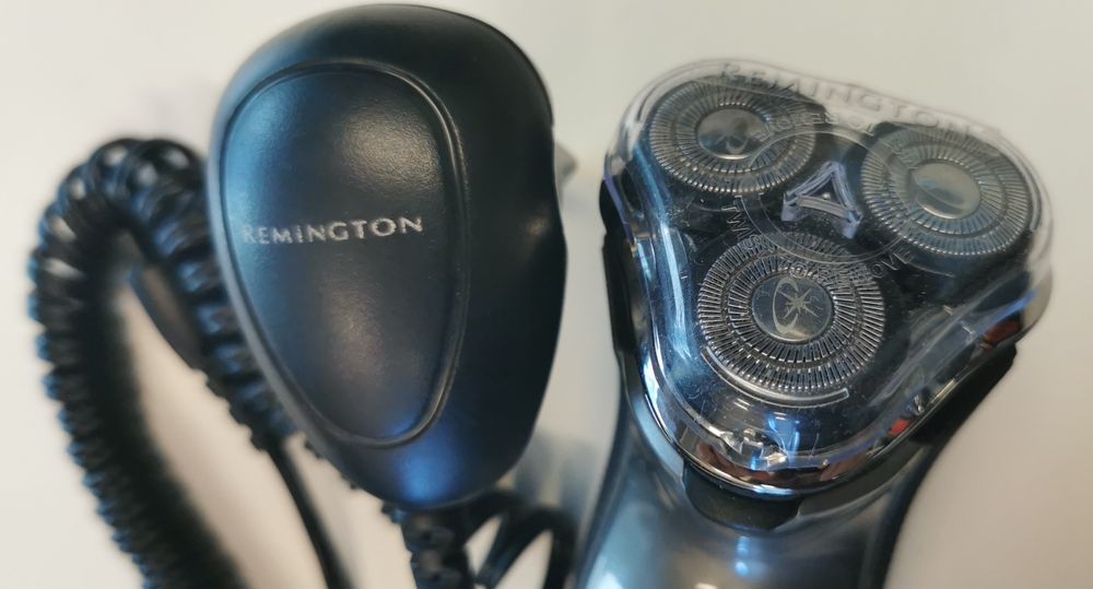 Aparate de ras barbierit Philips si Remington