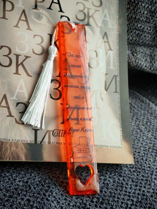 Книгоразделител от епоксидна смола – ръчно изработен, уникален подарък