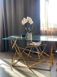 Стъклена трапезна маса със златни крака