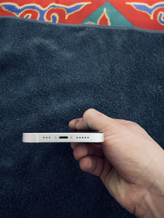 айфон 14 брал месяц назад,без царапины,эмкость 100%,коробка есть