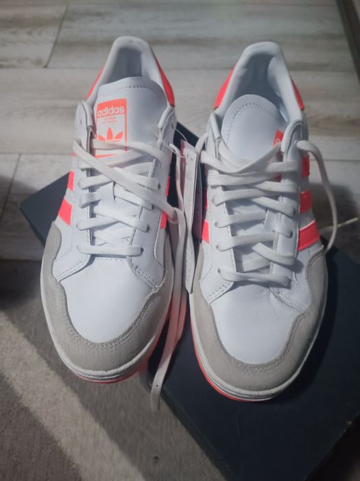 Vând Adidas noi!
