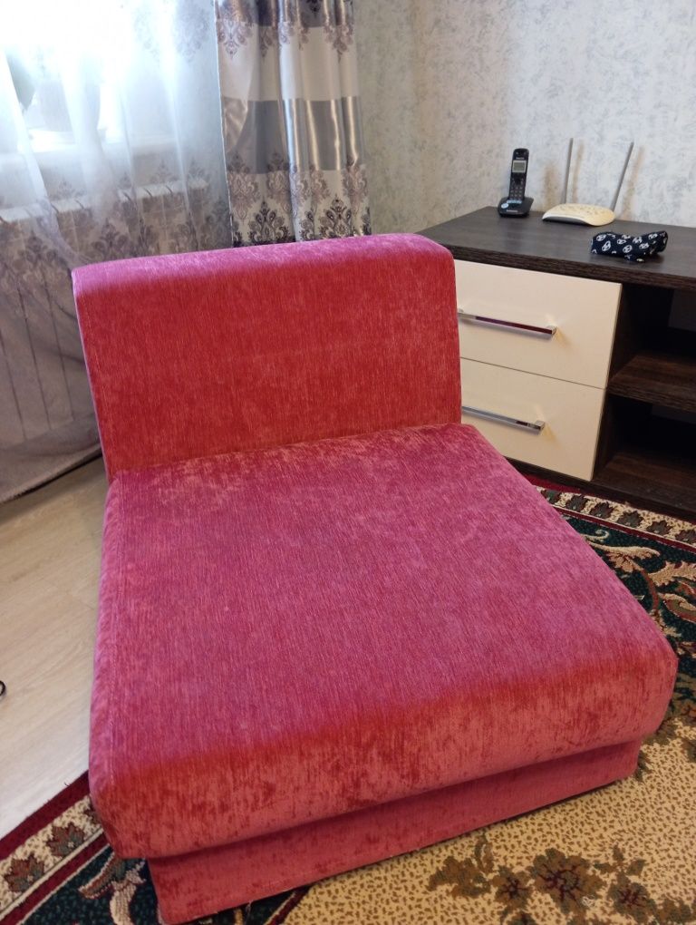 Продам розовый диван