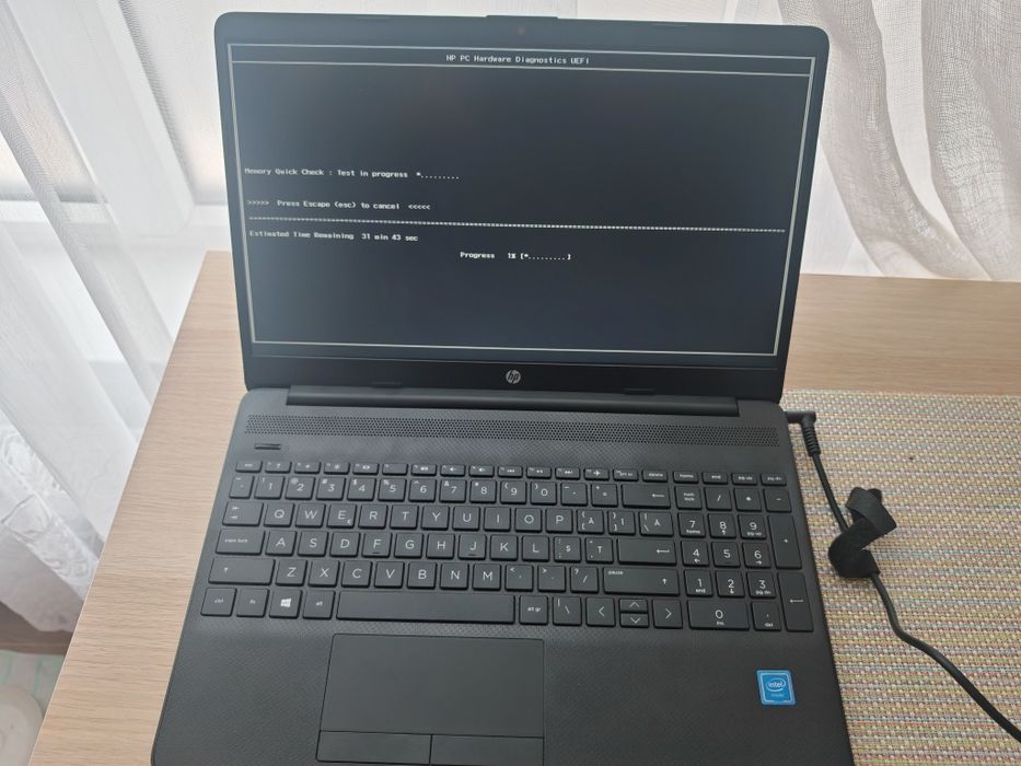 Laptop HP 15-dw1032nq cu procesor Intel® Celeron® N4020, 15.6", Full H