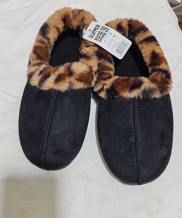 Papuci de casa noi cu eticheta