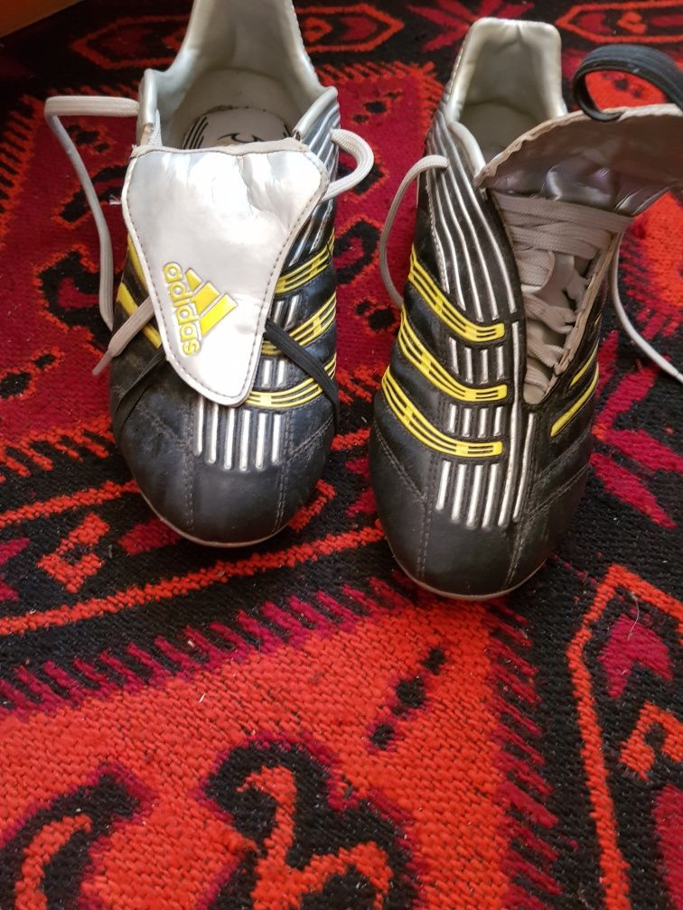 Продавам футболни , детски бутонки Adidas