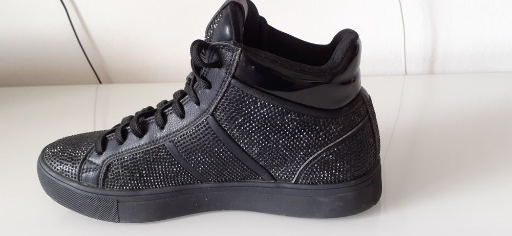 Vand ghete cu strasuri negre