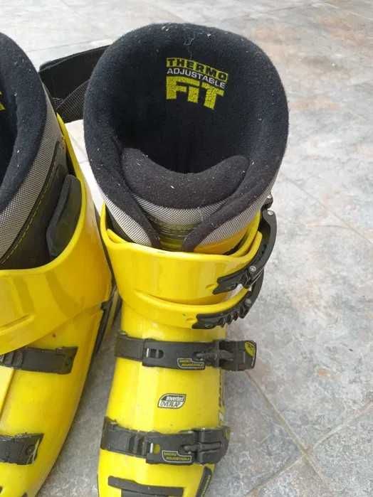 Vând încălțăminte ski