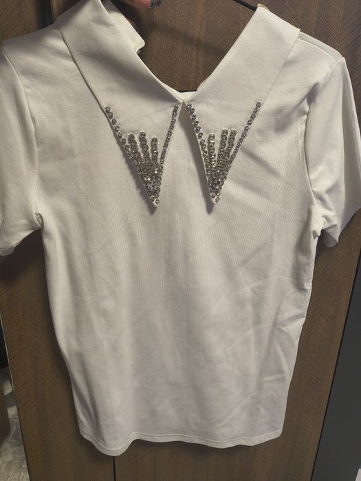 Бяла тениска с яка