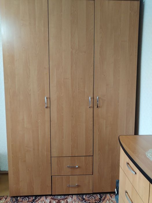 Продам  шкаф платяной