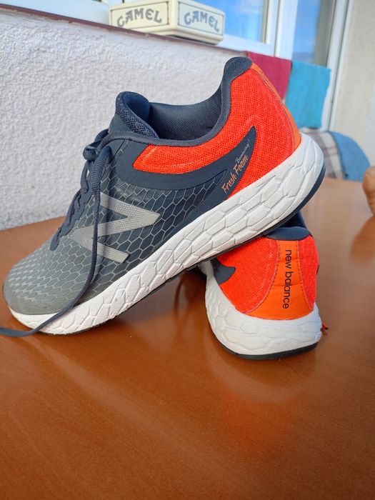 Vând pantofi sport New Balance, produs de calitate superioara,cu urme