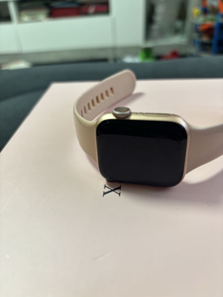 Смарт часовник Apple Watch 6, 40 mm, 92% батерия + допълнителни каишки