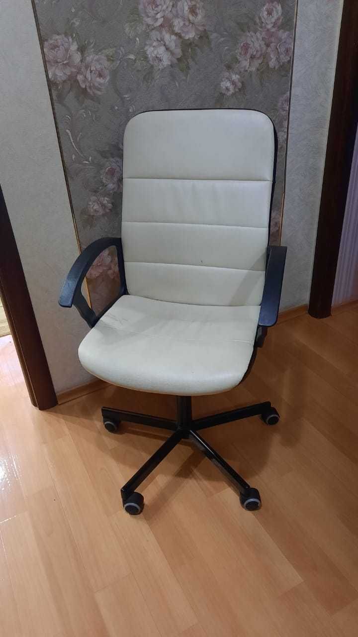 продам компьютерное кресло и стол