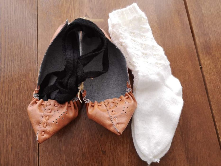 Opinci din piele naturală cu sosete crusetate manual