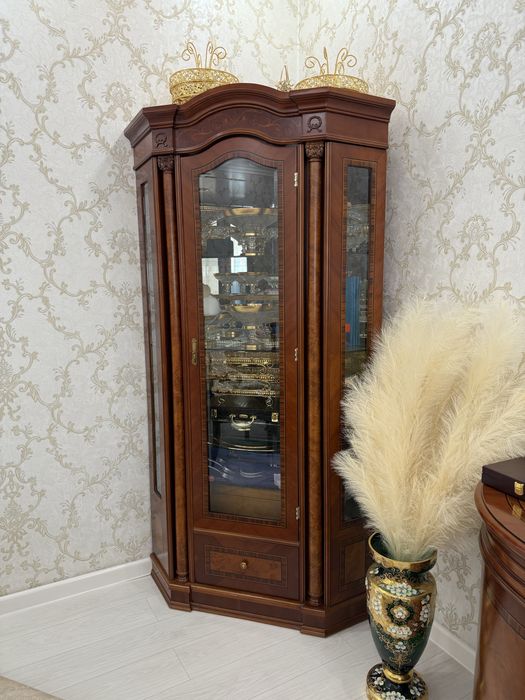 Сервант, стол стулья