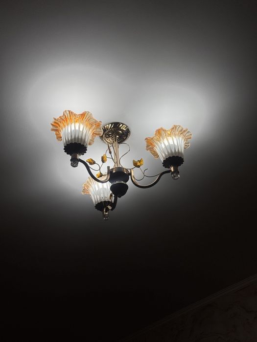 Продам 2 люстры. На 3 плафона - 7000, на 2 плафона - 6000