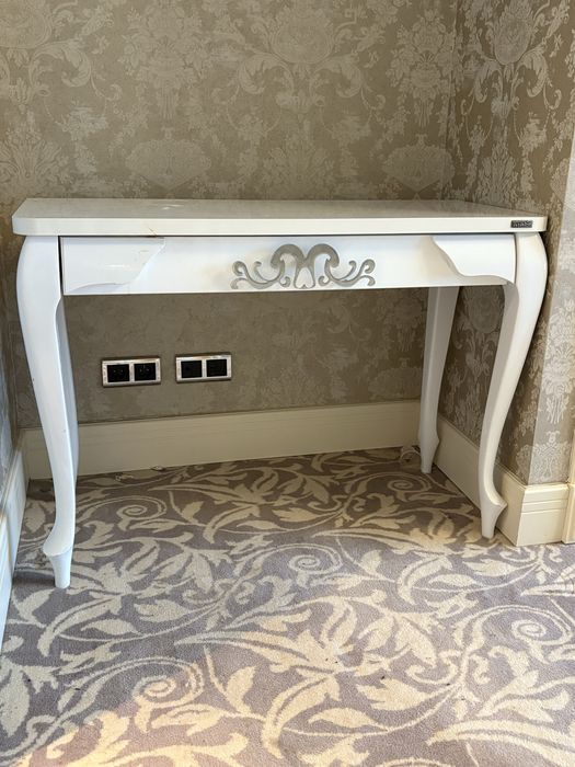 Консоль белая деревяная тяжелая