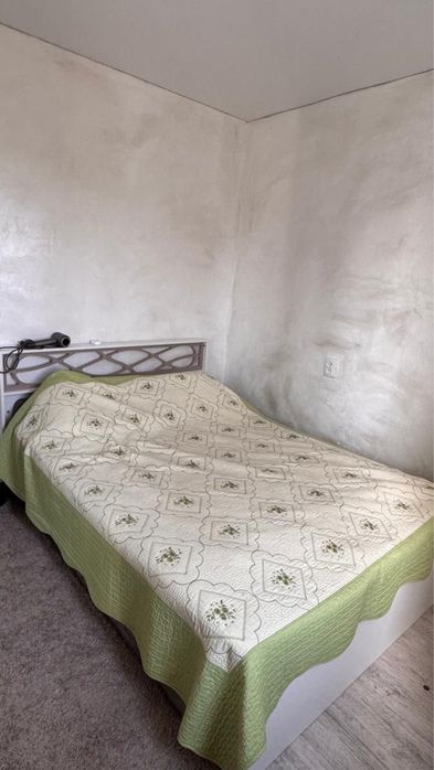 Двухспальная кровать и шкаф