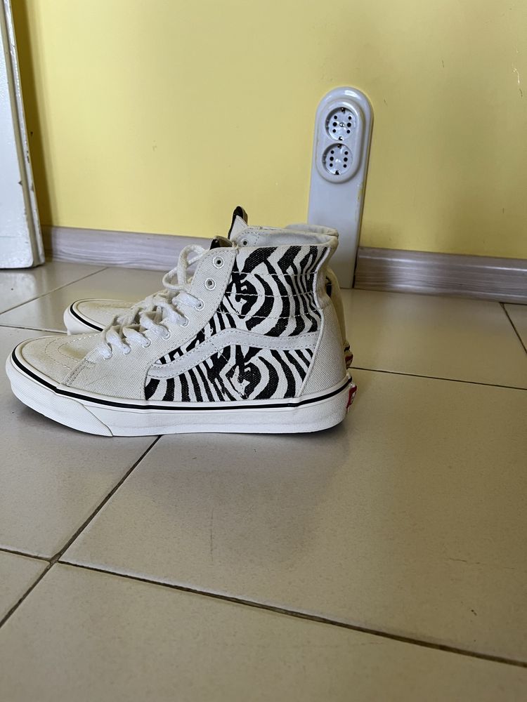 Мъжки маратонки Adidas и Vans.