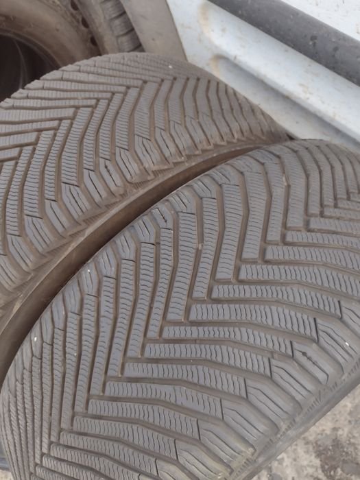 Почти нови 2бр.235/50/18 Michelin Alpin7 dot0424