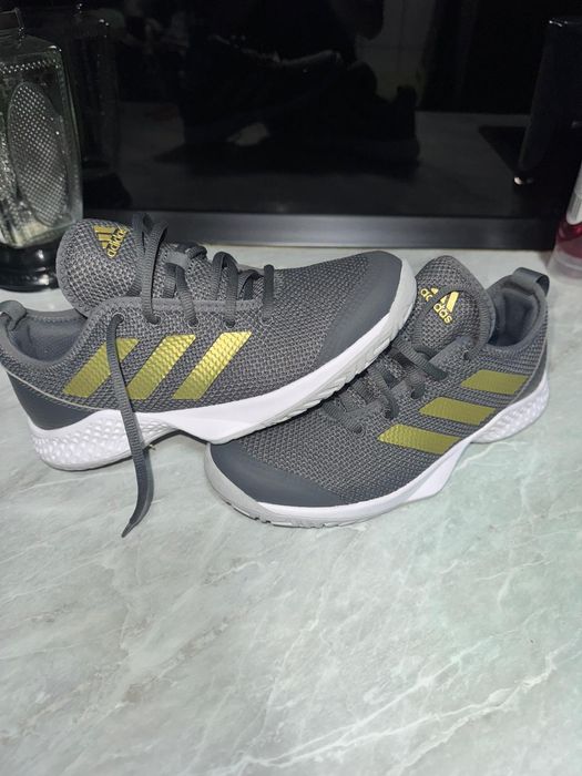 Adidasi adidas marimea 38 jumate