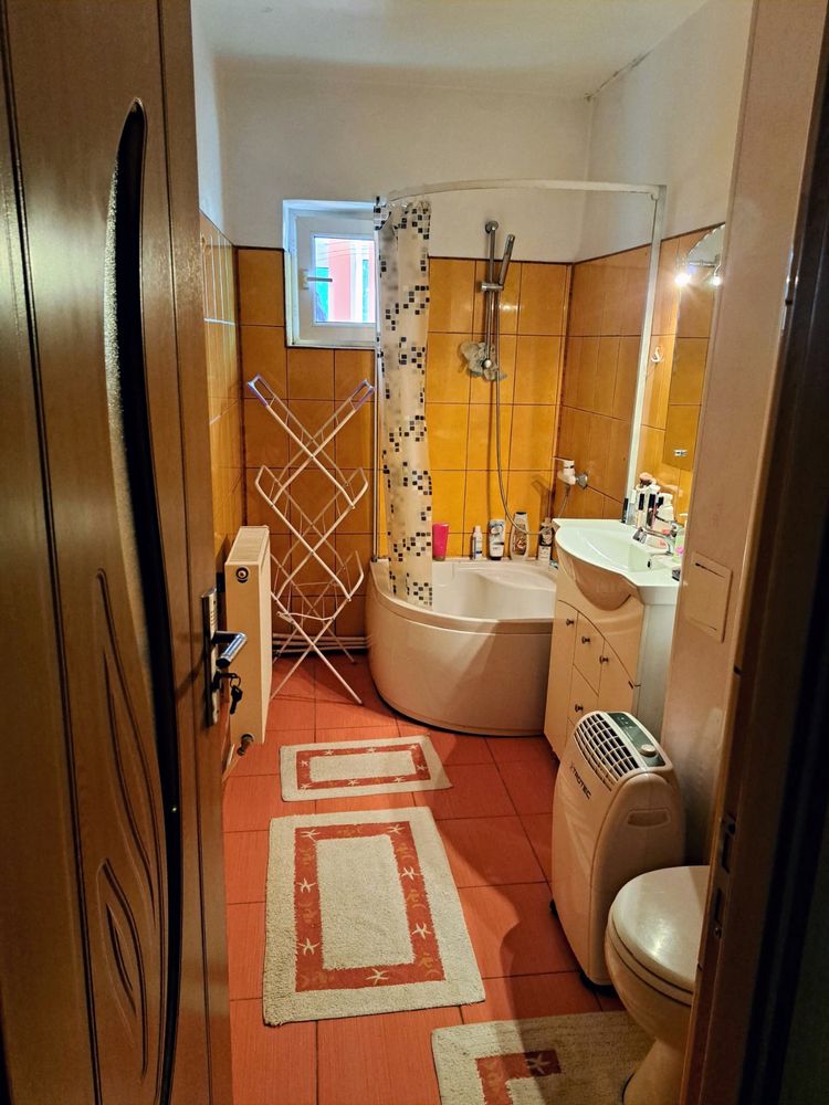 Vând apartament 4 camere Odobesti