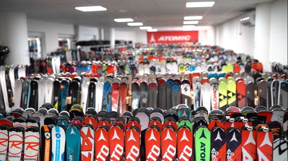 Schiuri, clapari de schi, snowboard, bocanci de snowboard, casca