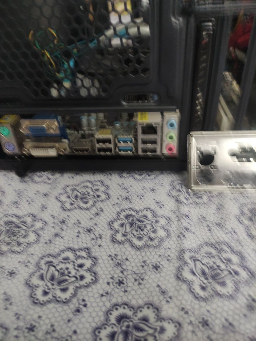 продавам дъно Asrock H61m и процесор