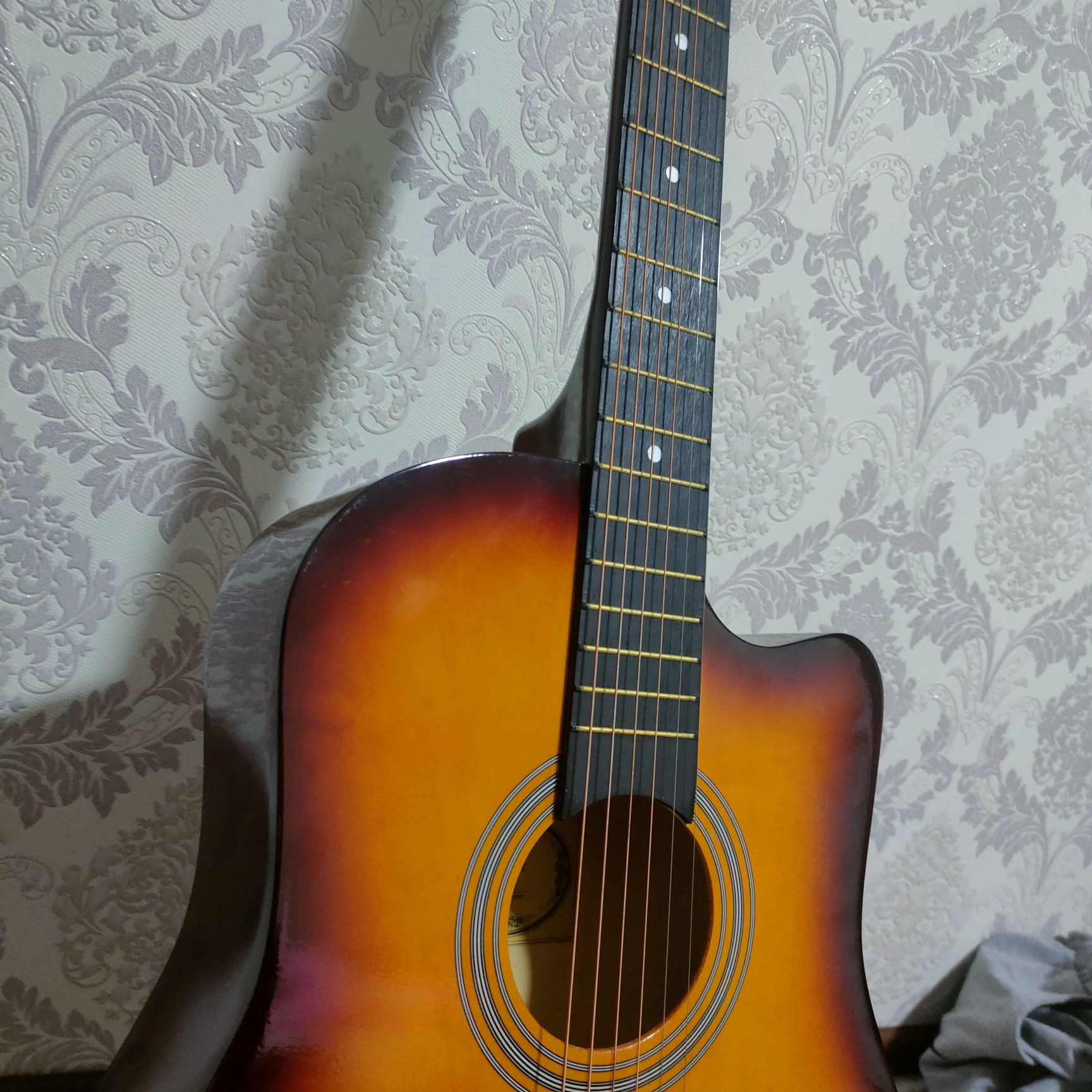Gitara model 38C srochni sotiladi