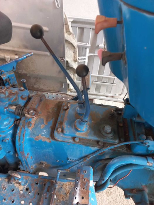 Vand Tractor Ford 3000 in 3 pistoane, 2900cm³,48 de cai,cutie 2 manete