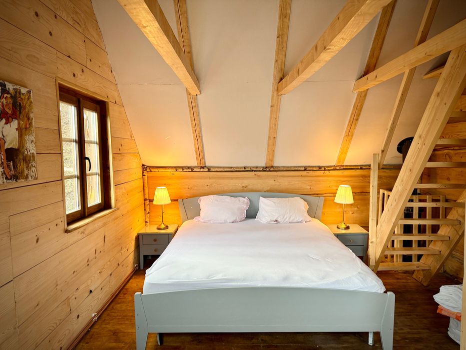 Inchiriez : Cabana de sub stanca