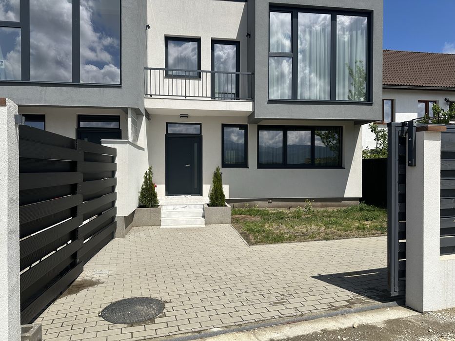 Casa moderna tip duplex de vanzare sau inchiriere pe termen lung