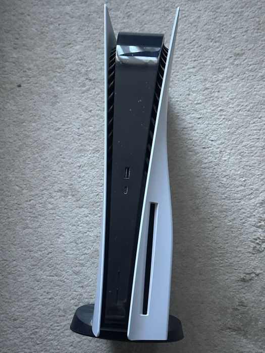 PS5 с игри, зареждаща станция и контролер