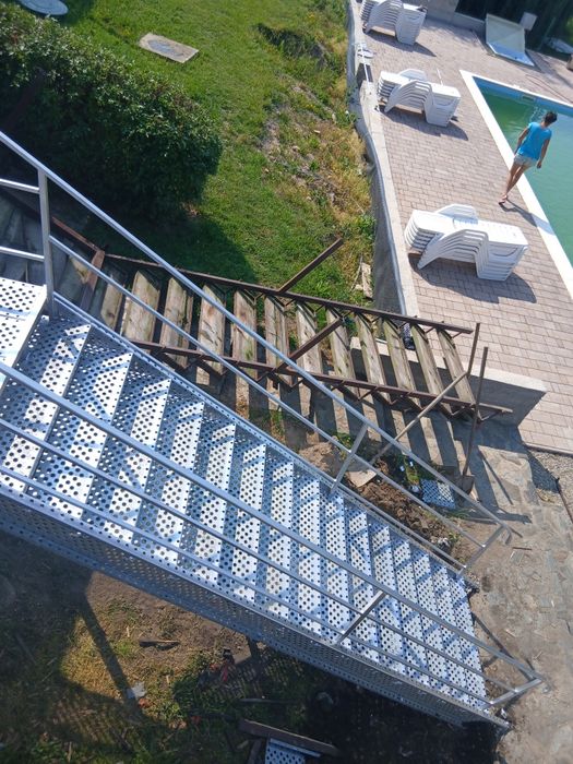 Vindem scări zincate de exterior