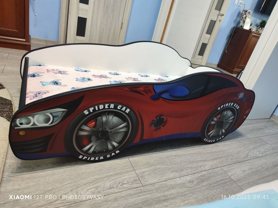 Vând pat mașină copiii