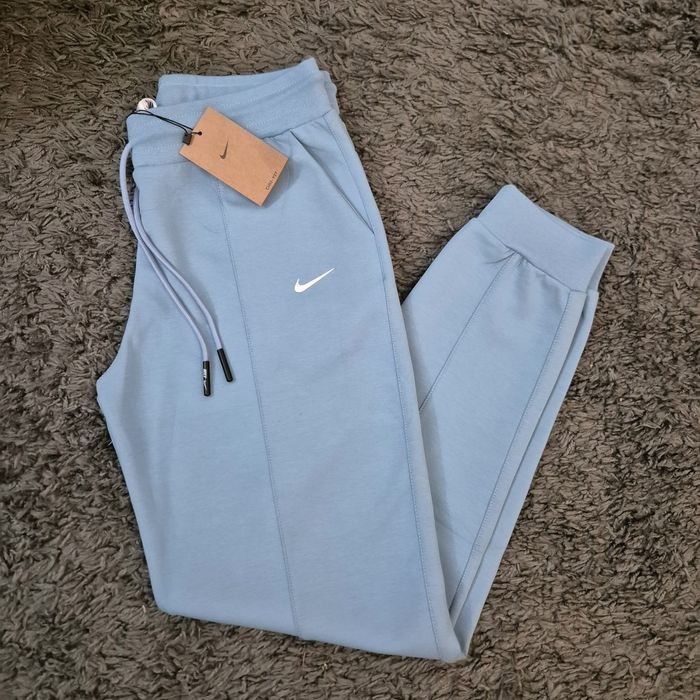 Дамски екипи и долнища Nike, Alo