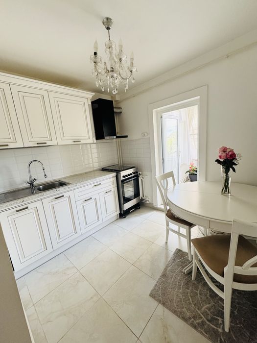 Vand apartament 2 camere Piata Centrala