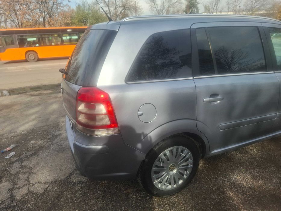 Продавам Опел Зафира 2010 година.