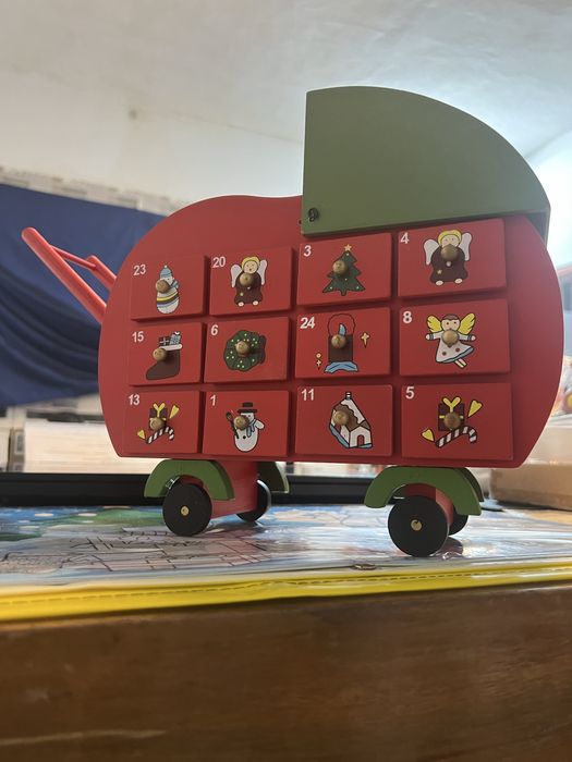 Запазено Дървен Коледен Календар – Бебешка Количка | Ръчна изработка