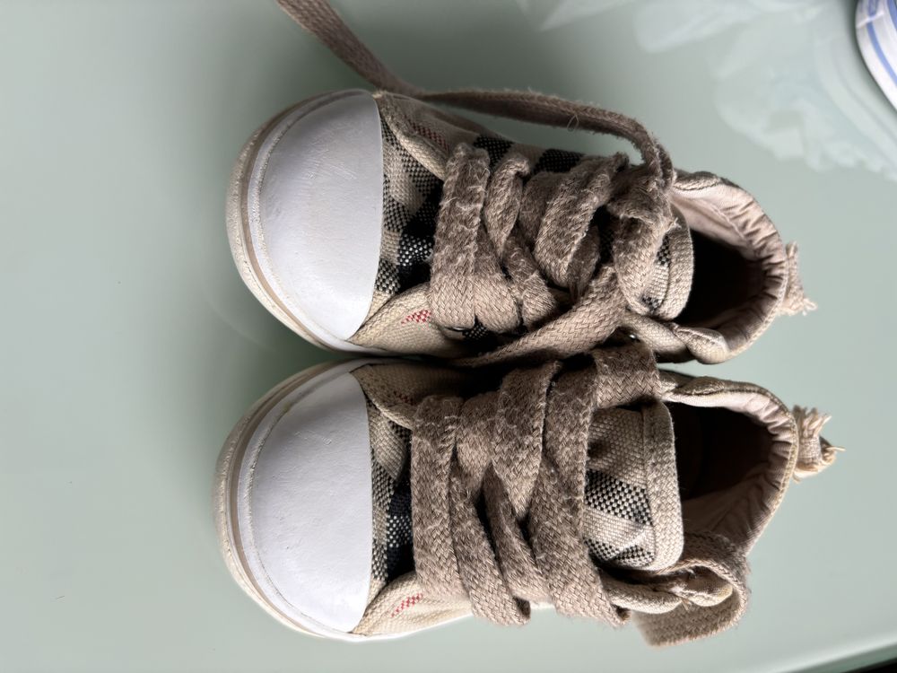 Бебешки маратонки  Adidas, ботуши Moon Boot, кецове Converse Frozen