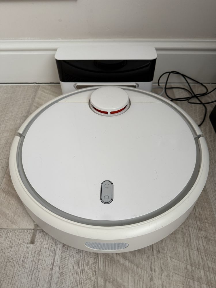 Продаю робот-пылесос Xiaomi Mi Robot