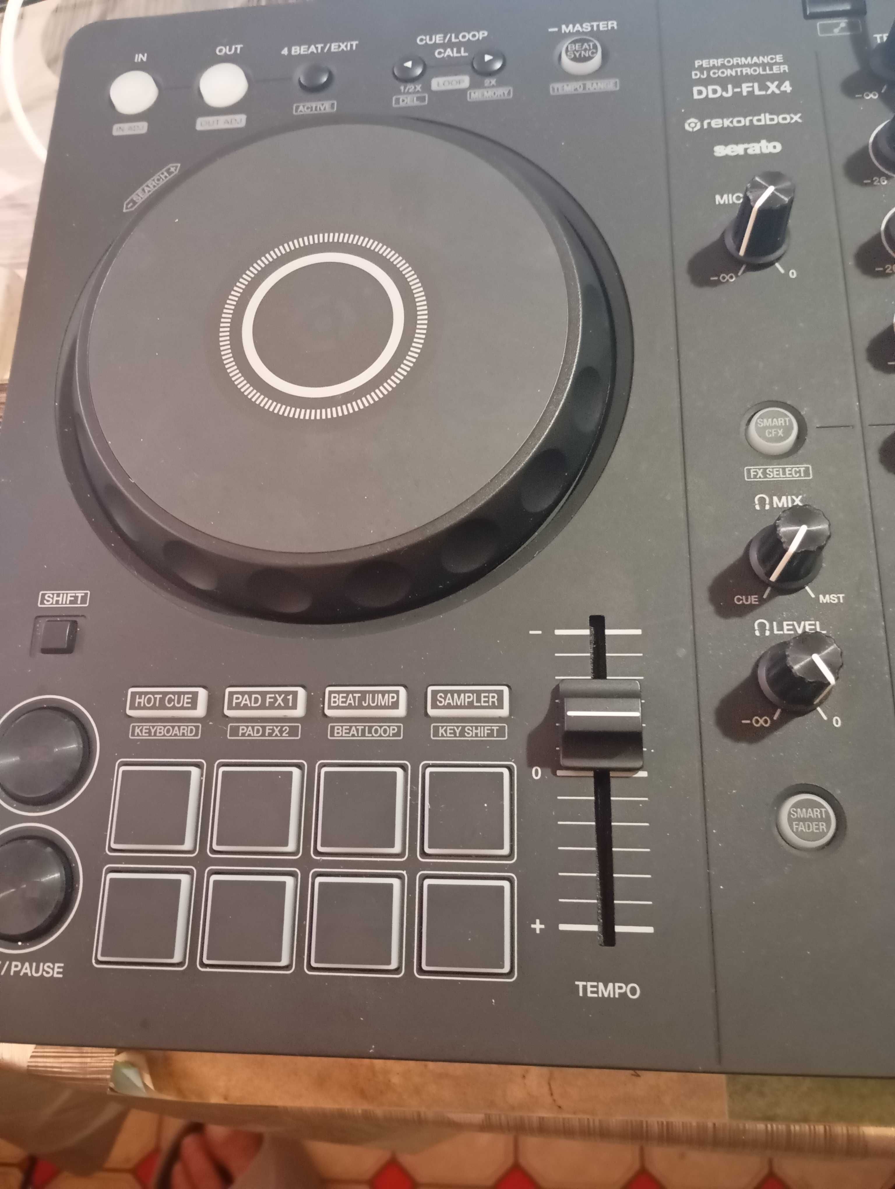 Продавам DDJ-Flx4 в идеално състояние.