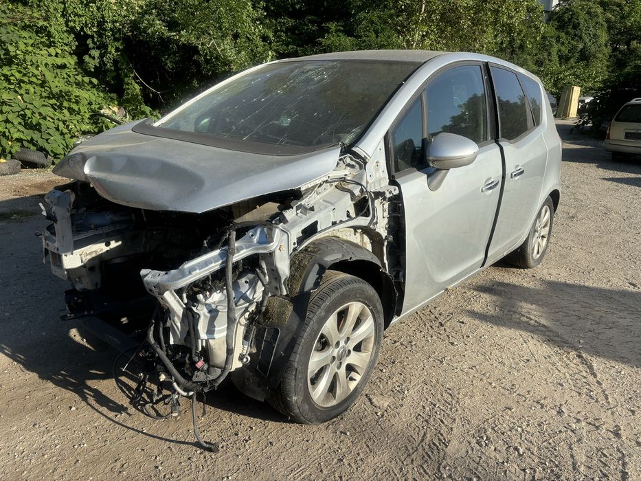 Опел Мерива на части.