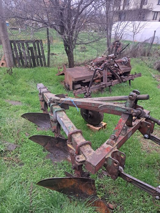 Продавам трактор с инвентар