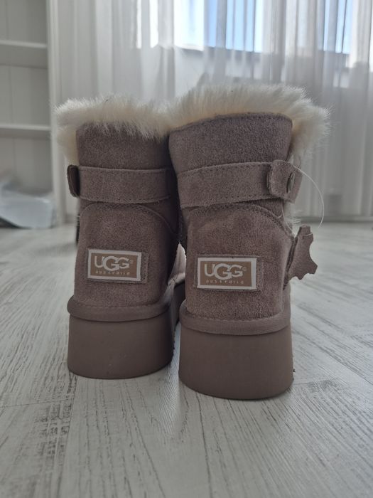 Botine bej UGG din piele naturala